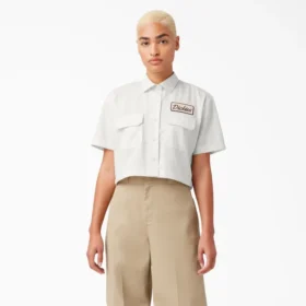 Chemise de travail courte à écusson brodé pour femme