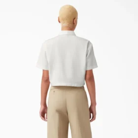 Chemise de travail courte à écusson brodé pour femme