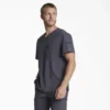 Haut médical à col en V pour homme Eds Essentials, à rentrer dans le pantalon Haut médical à col en V pour homme Eds Essentials, à rentrer dans le pantalon