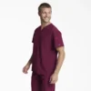 Haut médical à col en V pour homme Eds Essentials, à rentrer dans le pantalon Haut médical à col en V pour homme Eds Essentials, à rentrer dans le pantalon