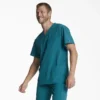 Haut médical à col en V pour homme Eds Essentials, à rentrer dans le pantalon Haut médical à col en V pour homme Eds Essentials, à rentrer dans le pantalon