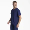 Haut médical à col en V pour homme Eds Essentials, à rentrer dans le pantalon Haut médical à col en V pour homme Eds Essentials, à rentrer dans le pantalon