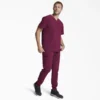 Haut médical à col en V pour homme Eds Essentials, à rentrer dans le pantalon Haut médical à col en V pour homme Eds Essentials, à rentrer dans le pantalon