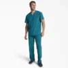 Haut médical à col en V pour homme Eds Essentials, à rentrer dans le pantalon Haut médical à col en V pour homme Eds Essentials, à rentrer dans le pantalon