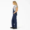 Salopette en denim à double poitrine pour femme, coupe droite Salopette en denim à double poitrine pour femme, coupe droite