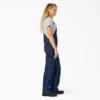 Salopette en denim à double poitrine pour femme, coupe droite Salopette en denim à double poitrine pour femme, coupe droite